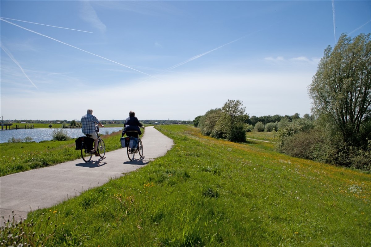Foto: twee fietsers over de dijk